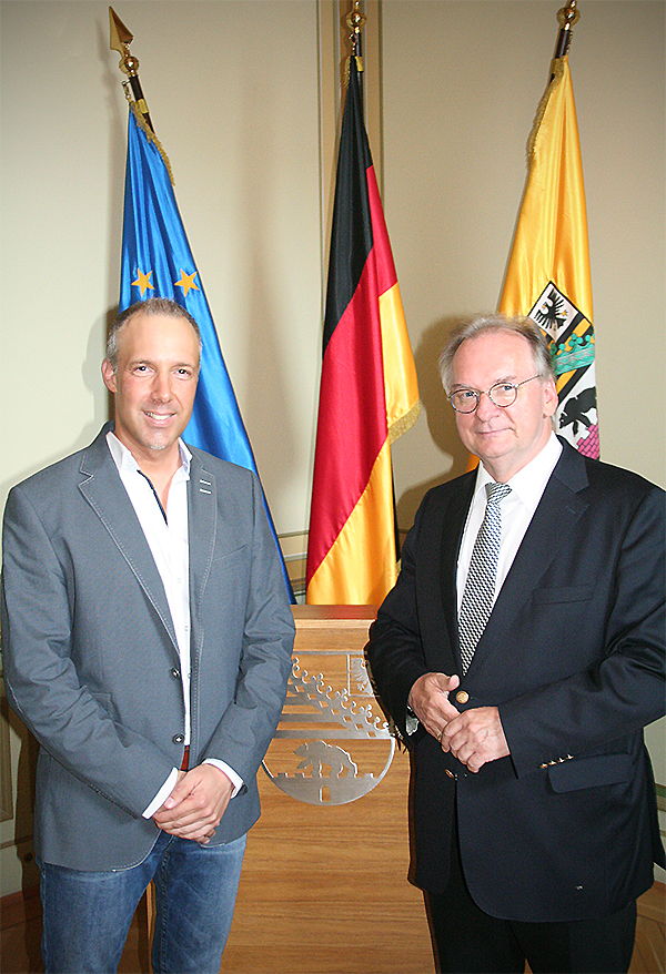 Sven Lilienström, Gründer der Initiative Gesichter der Demokratie und Dr. Reiner Haseloff, Ministerpräsident des Landes Sachsen-Anhalt | © Staatskanzlei Sachsen-Anhalt