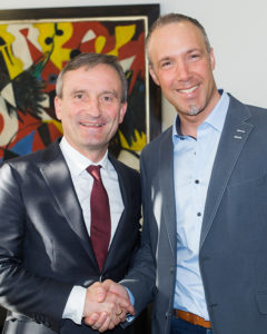 Thomas Geisel, Oberbürgermeister der Landeshauptstadt Düsseldorf mit Sven Lilienström, Gründer der Initiative Gesichter der Demokratie | © Monika Baumann