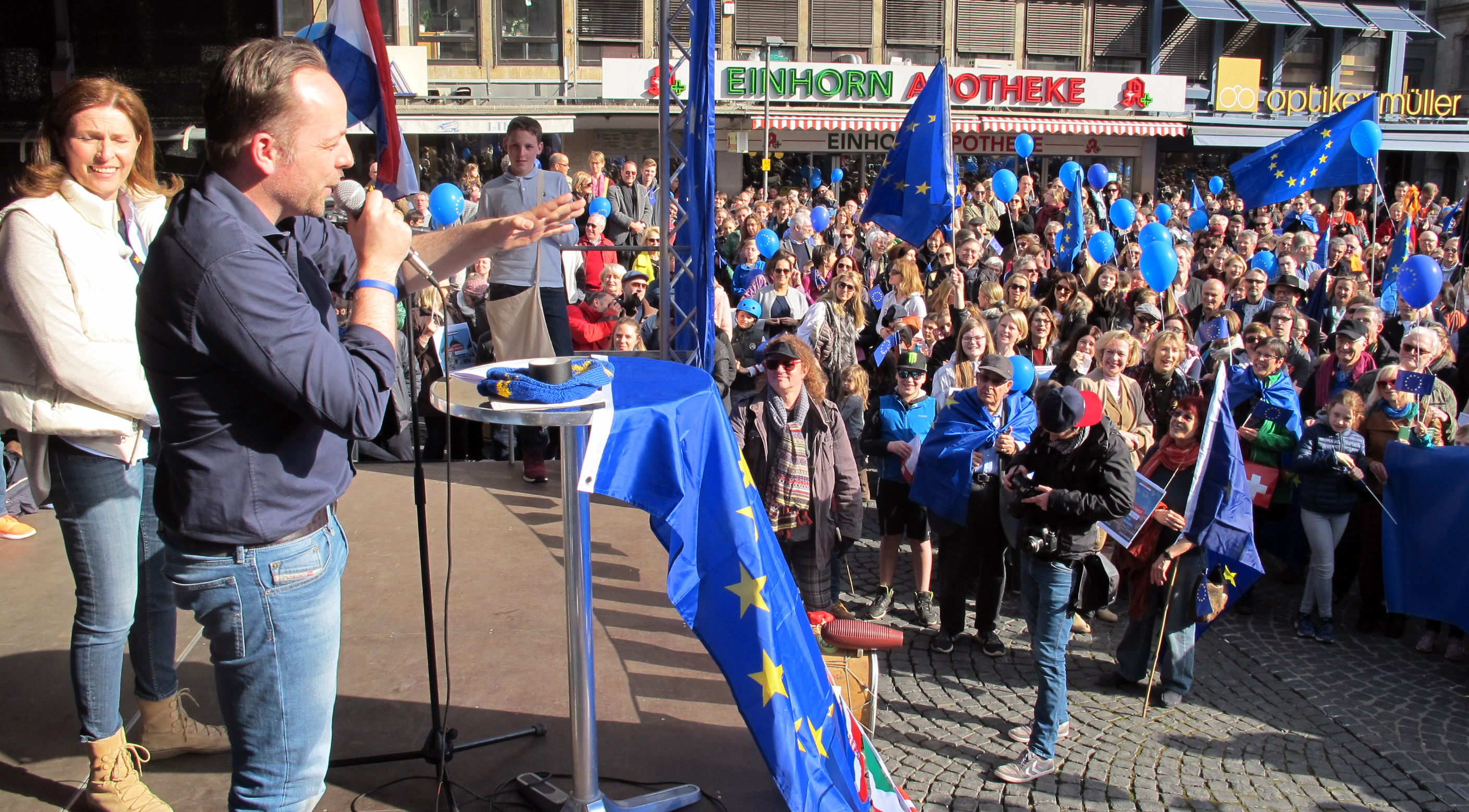 Initiator Dr. Daniel Röder spricht auf einer "Pulse of Europe"-Kundgebung